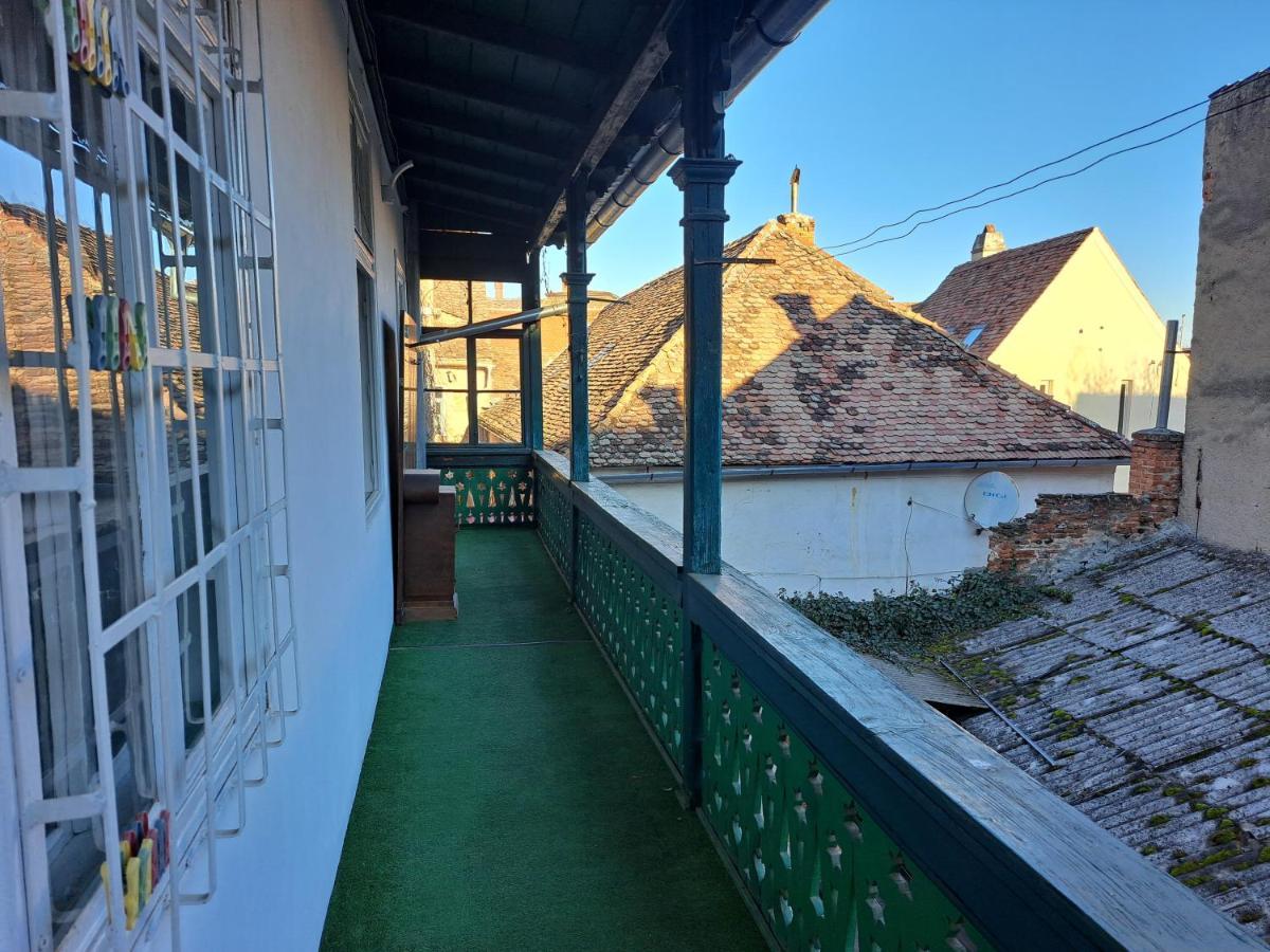Cozy Apartment In The Heart Of Sibiu Luaran gambar